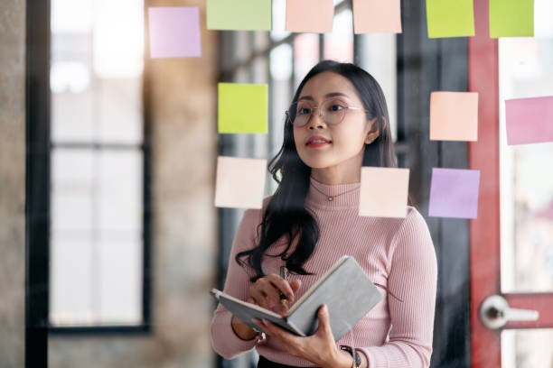 istock Business planning with share idea concept, Businesswoman reading 1491325810