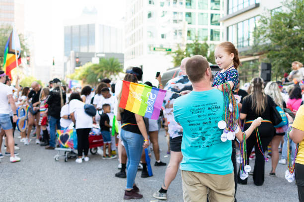 homem e filha no desfile do come out with pride orlando 2022 - pulse orlando night club & ultra lounge - fotografias e filmes do acervo