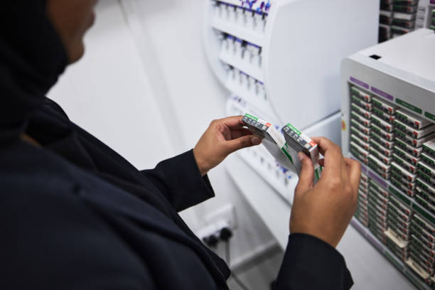 optometrista, manos y caja, elección médica para visión, cuidado de los ojos o lentes de contacto en almacén del hospital. mujer negra musulmana, carrera de atención médica y producto para el bienestar, la optometría o la decisión en la clínica - lens box fotografías e imágenes de stock