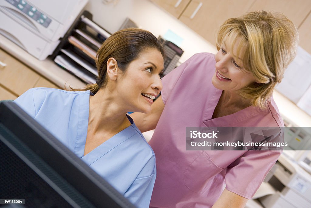 Krankenschwestern an der Rezeption eines Krankenhauses - Lizenzfrei Schwesterntisch Stock-Foto
