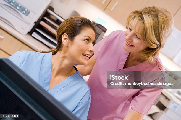 Krankenschwestern An Der Rezeption Eines Krankenhauses Stockfoto und mehr Bilder von Schwesterntisch
