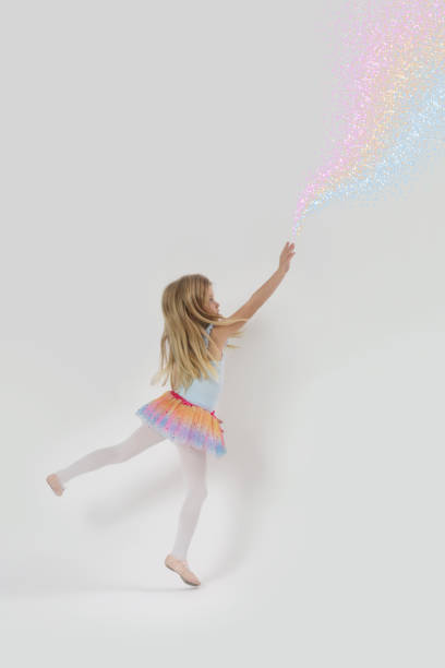 retrato de estúdio da princesa pequena bonita brincando com poeira de fada mágica de sua mão - ballet little girls child fairy - fotografias e filmes do acervo