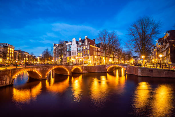 amsterdam kanal in der dämmerung im winter, amsterdam ist die hauptstadt und bevölkerungsreichste stadt in den niederlanden. - amsterdam holland city night stock-fotos und bilder