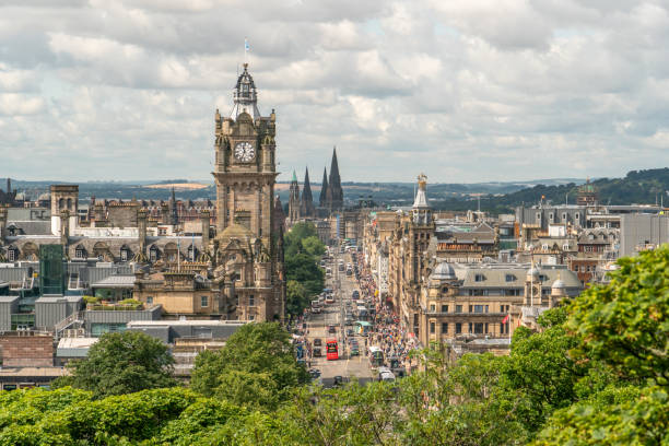 edinburgh scotland skyline , vue de calton hill - edinburgh scotland castle skyline photos et images de collection