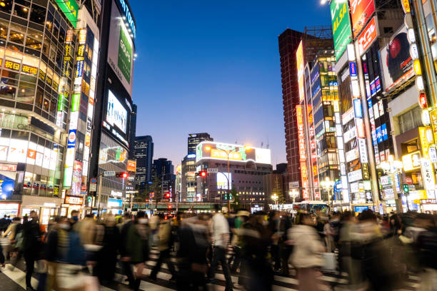 tóquio, japão - 4 de abril de 2023: multidões passam por kabukicho, no distrito de shinjuku. a área é um bairro de entretenimento e luz vermelha. - kabuki color image japan japanese culture - fotografias e filmes do acervo