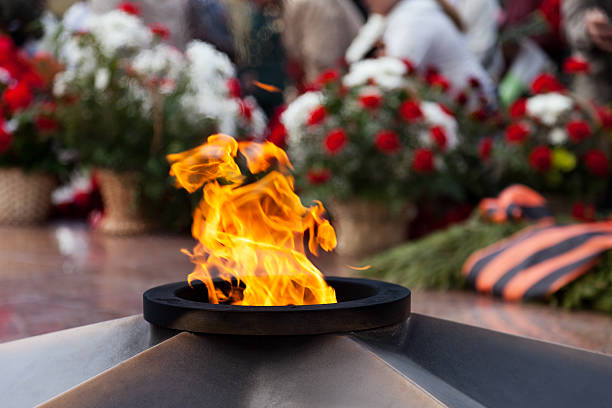 o the eternal flame memorial - war symbols of peace conflict army - fotografias e filmes do acervo