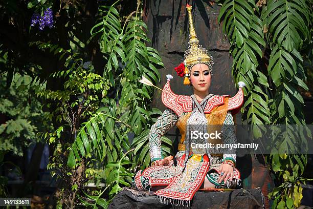 Khon Muestran En Un Drama Ramayana Foto de stock y más banco de imágenes de Actuar - Actuar, Cultura tailandesa, Mujeres