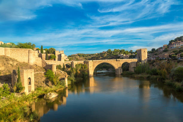 puente san martin en toledo, españa - seville alcazar palace sevilla arch fotografías e imágenes de stock