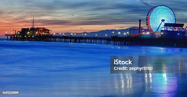 Santa Monica Por La Noche Foto de stock y más banco de imágenes de California - California, Embarcadero, Fotografía - Imágenes