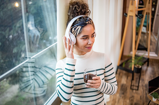 The girl wears modern wireless headphones and indulges in the melodies that enter her world. The photo reminds us of the importance of finding time for yourself, enjoying simple pleasures and disconnecting from everyday worries.