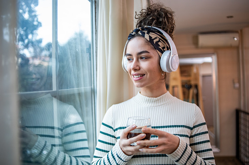 The girl wears modern wireless headphones and indulges in the melodies that enter her world. The photo reminds us of the importance of finding time for yourself, enjoying simple pleasures and disconnecting from everyday worries.