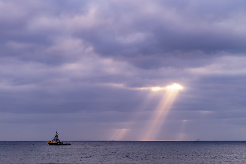 Los rayos de sol se filtran a través de las nubes sobre el  océano Atlántico