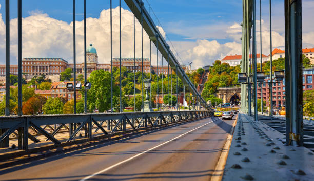 puente de las cadenas en budapest, hungría. vista en el castillo real de buda - street royal palace of buda budapest hungary fotografías e imágenes de stock