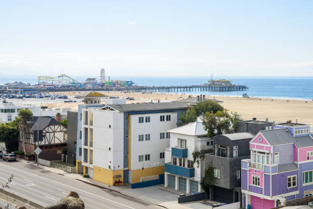 blick auf den strand und den pier von santa monica an einem klaren herbstmorgen - santa monica beach california house stock-fotos und bilder