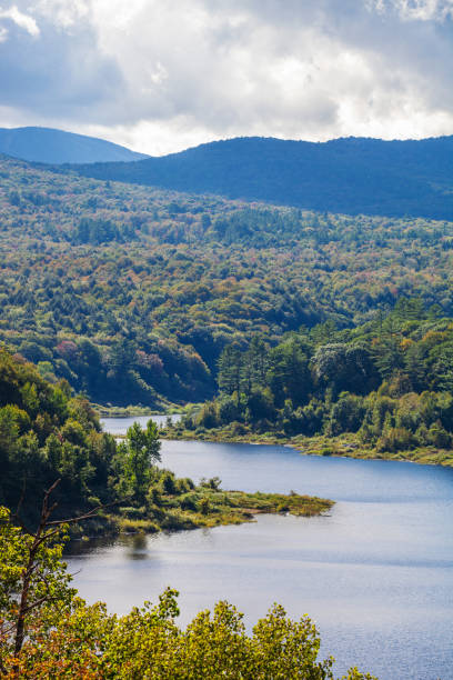 バーモント州の秋の風景 - landscape usa vibrant color riverbank ストックフォトと画像