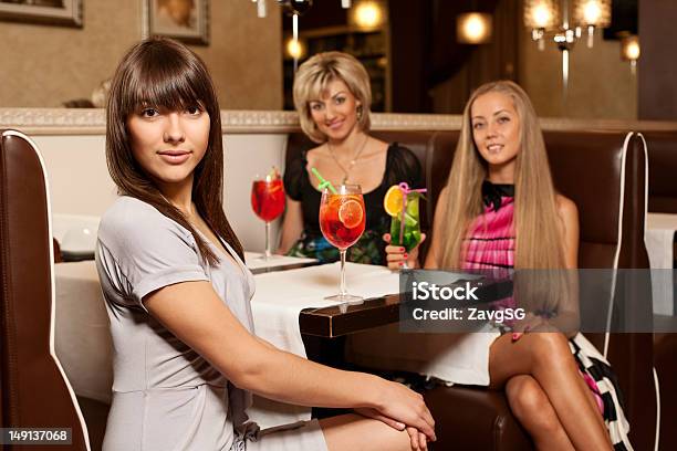 Cocktail - Fotografias de stock e mais imagens de Adulto - Adulto, Amizade, Amizade feminina