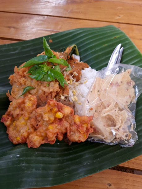 Pecel or pecal is a traditional snack originating from Ponorogo, East Java. This food is usually served with peanut sauce as the main ingredient and mixed with various types of vegetables. Pecel is popular especially in the DI Yogyakarta, Central Java and East Java areas. with various types of vegetables and meat or other menus pecel o pecal es un bocadillo tradicional originario de ponorogo, java oriental. este alimento generalmente se sirve con salsa de maní como ingrediente principal y se mezcla con varios tipos de verduras. pecel es popular especialmente en el di yogyakarta,