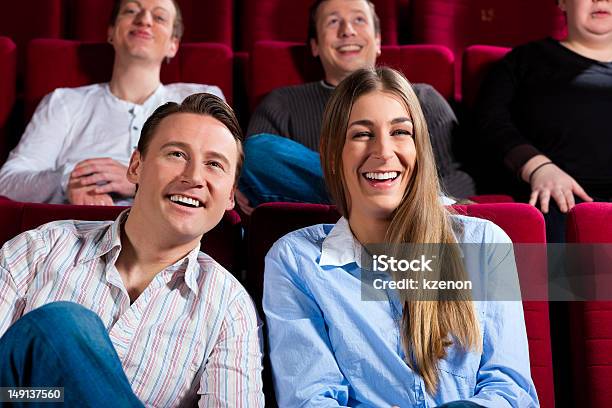 Paar Und Anderen Personen In Kino Stockfoto und mehr Bilder von Aufführung - Aufführung, Dating, Erwachsene Person