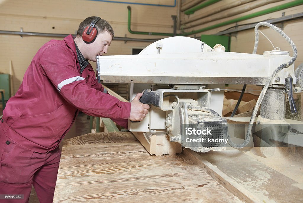 Крупным планом столярные древесины через резания - Стоковые фото Machinery роялти-фри