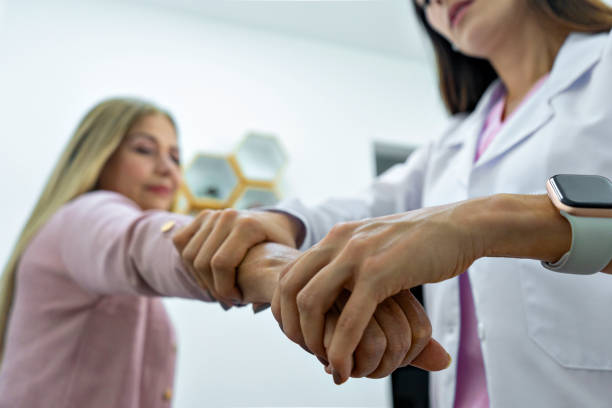istock Latina doctor checking a patient's arm in the clinic's office. 1491409554