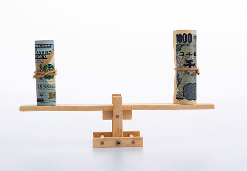 Seesaw with US dollars and yen.