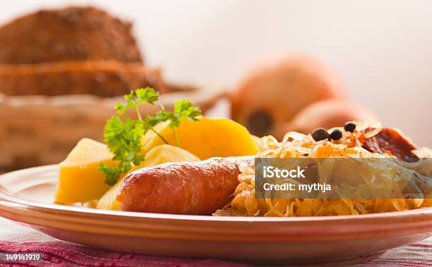 Foto de Chucrute Com Batatas E Salsicha e mais fotos de stock de Almoço - Almoço, Batata Cozida, Batatas Prontas