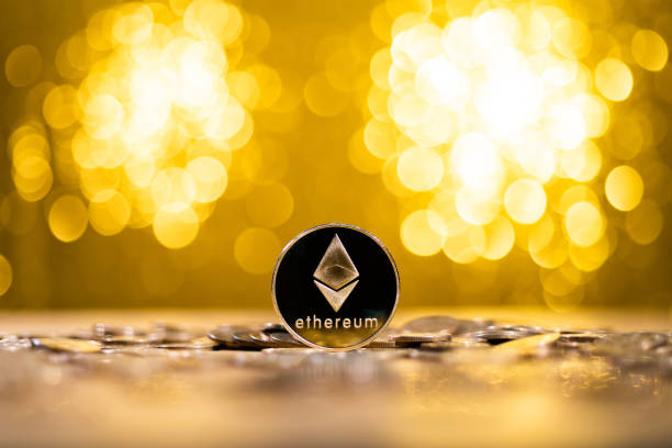 criptomoneda ethereum en un fondo brillante - éter fotografías e imágenes de stock