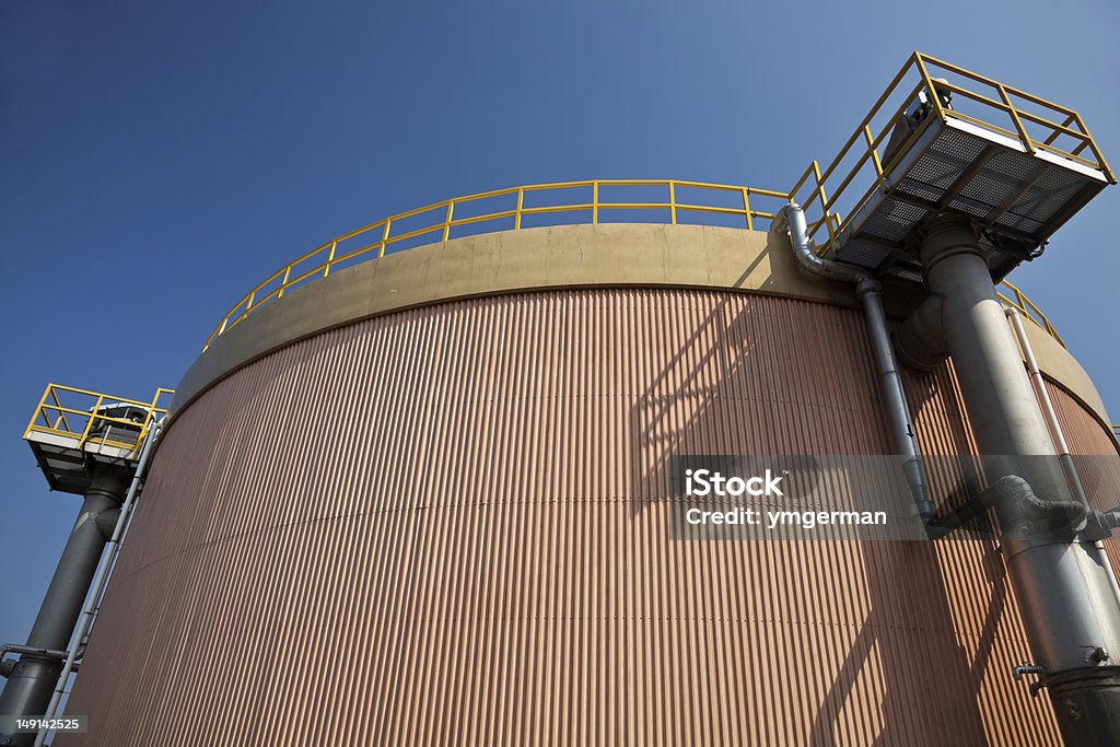 Recipiente de digestión, intercambiador de calor en una planta de tratamiento de aguas residuales - Foto de stock de Industria libre de derechos