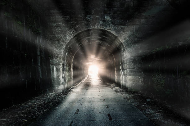 l’avenir meilleur arrive et la lumière au bout du tunnel - train tunnel photos et images de collection