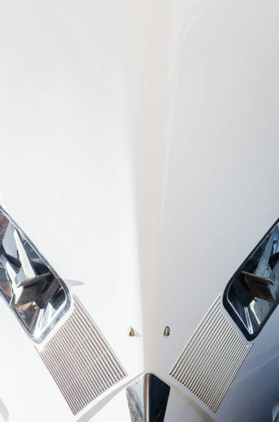 la proue d’un yacht de luxe avec deux ancres, vue de face, gros plan. - yacht luxury front view ships bow photos et images de collection