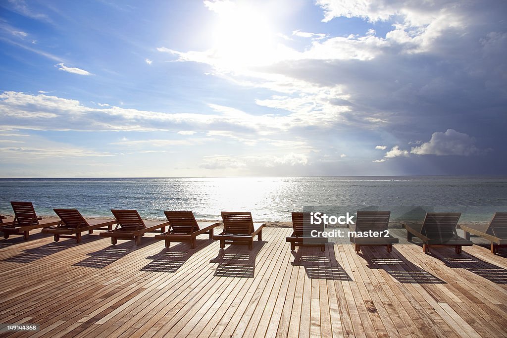 Chaise longue sulla spiaggia Trawangan - Foto stock royalty-free di Acqua