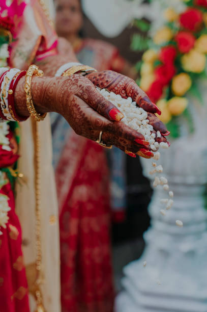 image en gros plan du rituel de mariage bengali - soi bangla photos et images de collection