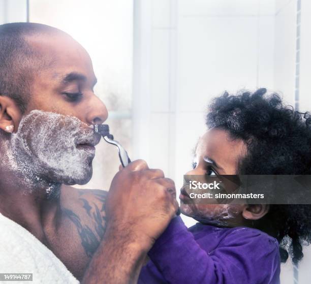 Helfende Daddy Shave Stockfoto und mehr Bilder von Rasieren - Rasieren, Vater, Bathroom