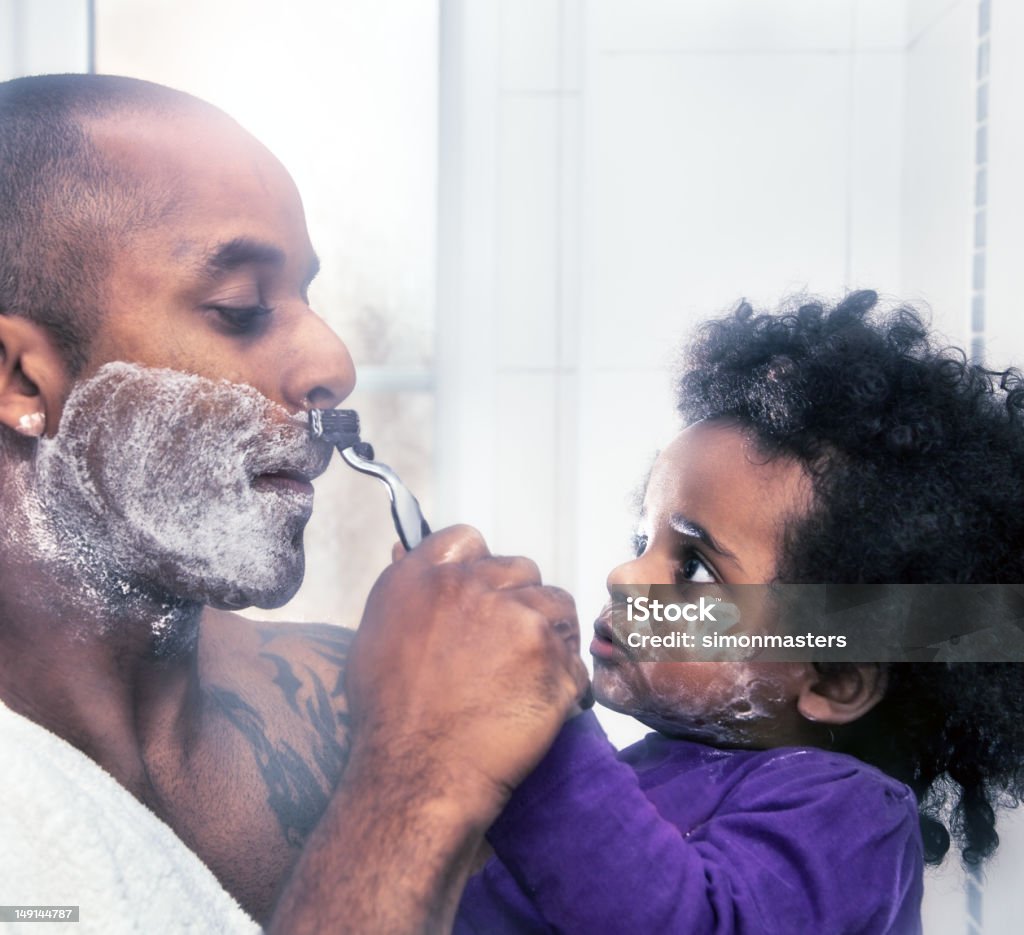Ayudar daddy afeitar - Foto de stock de Afeitarse libre de derechos