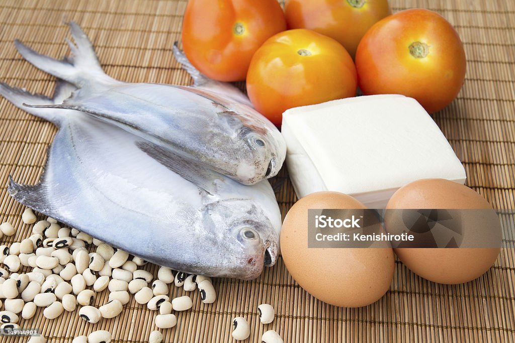 Сырой рыбы с яйца, toufu, Синяк под глазом фасоли и помидорами - Стоковые фото Морепродукты роялти-фри