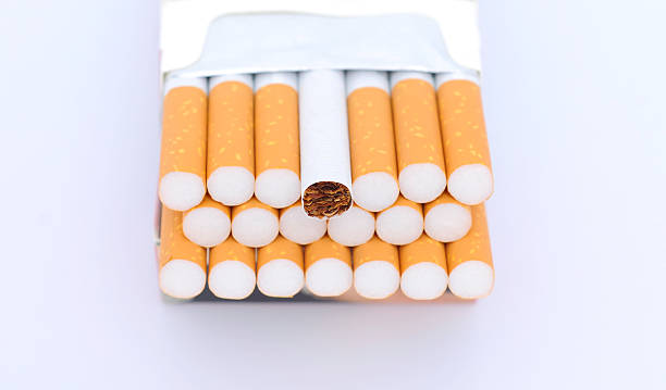 paczka papierosów - tobacco sticks zdjęcia i obrazy z banku zdjęć