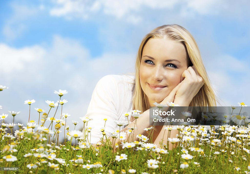 Belle femme appréciant champ daisy et ciel bleu - Photo de Activité de loisirs libre de droits