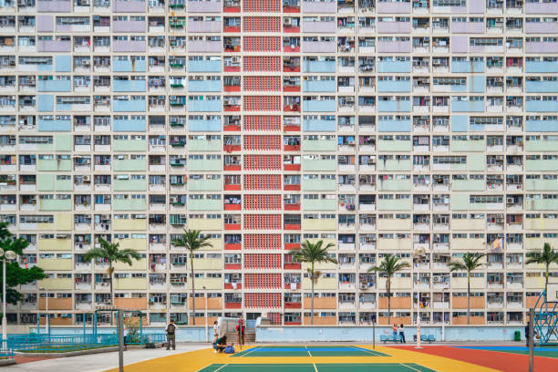 hong kong choi hung estate e campi da basket, facciate colorate di un denso pubblico housing a kowloon - hanging basket foto e immagini stock