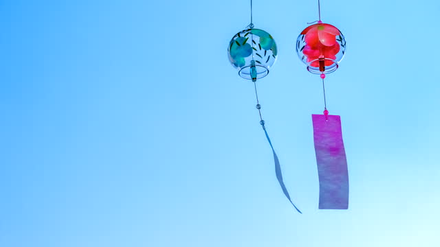 The Japanese wind chimes are swaying in the summer sky.　Red and blue.