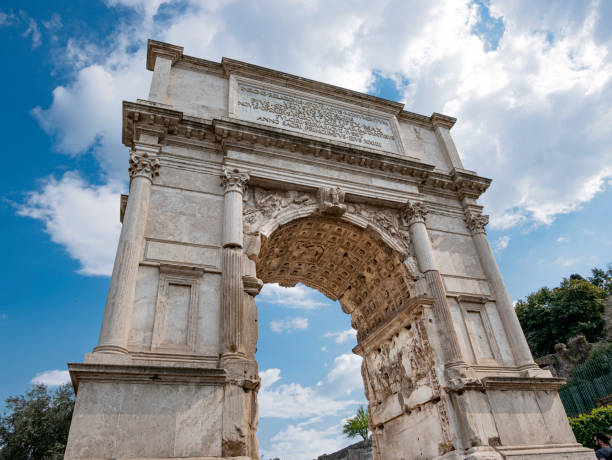 the iconic arch of titus on the via sacra in the roman forum - imperial italy rome roman forum imagens e fotografias de stock