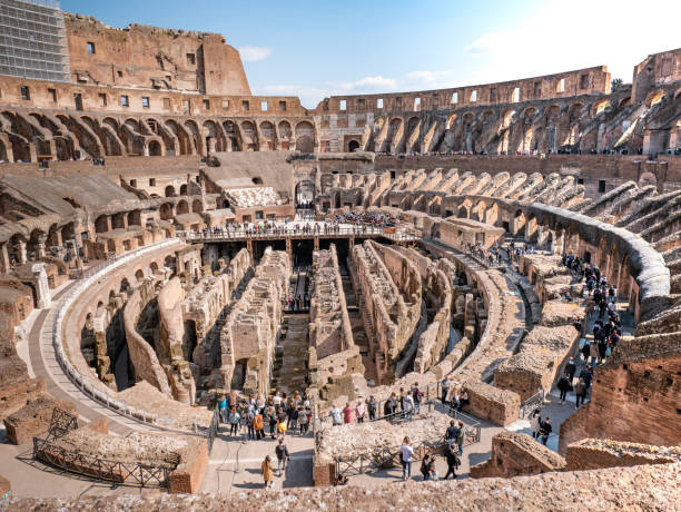 イタリア、ローマ– 2022年3月:ローマの記念碑的な3階建てのコロッセオの内部。内部の廊下では、剣闘士が戦いに行ってショーをした人が通り過ぎました - travel tourist roman forum rome ストックフォトと画像