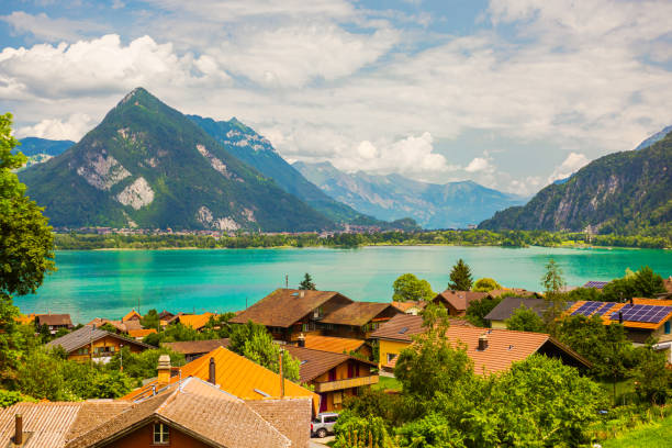 interlaken. suíça. lago brienz. lauterbrunnen. paisagem montanhosa. cantão de berna - brienz interlaken switzerland rural scene - fotografias e filmes do acervo