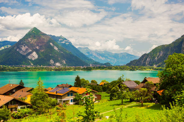 interlaken. svizzera. lago di brienz. lauterbrunnen. paesaggio montano. cantone di berna - brienz mountain landscape lake foto e immagini stock