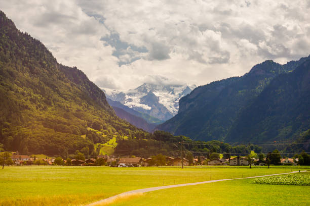 interlaken. suiza. lago brienz. lauterbrunnen. paisaje de montaña. cantón de berna - interlaken switzerland aare river house fotografías e imágenes de stock