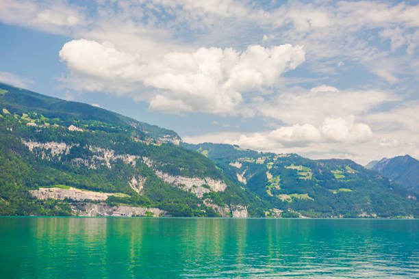 interlaken. suiza. lago brienz. lauterbrunnen. paisaje de montaña. cantón de berna - interlaken switzerland aare river house fotografías e imágenes de stock