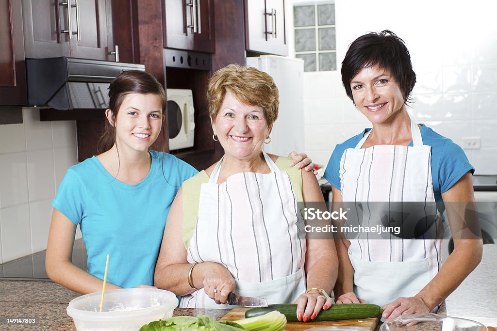 Grand-mère de cuisson avec sa fille et ma petite-fille - Photo de Adolescence libre de droits