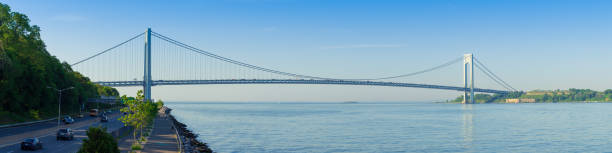 verrazano-narrows bridge, promenade 및 new york harbor in the morning, new york city, usa. - staten island new york harbor sea harbor 뉴스 사진 이미지