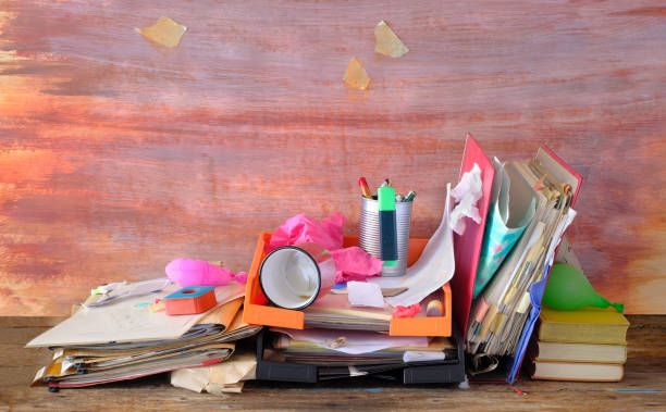 lugar de trabajo desordenado, oficina caótica, exceso de trabajo, burocracia, concepto con escritorio sucio, varios suministros de oficina, espacio de copia libre - cluttered desk fotografías e imágenes de stock