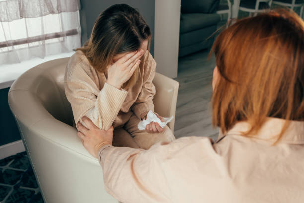 mulher encontra consolo na confiança e apoio de seu terapeuta - patience alternative therapy healthcare and medicine discussion - fotografias e filmes do acervo