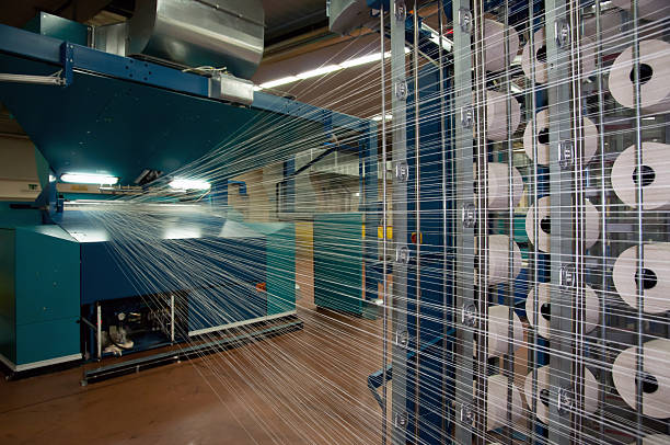 industrie textile (denim), les tissages et warping - textile industry textile textile factory machine photos et images de collection